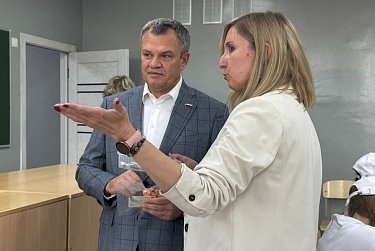 Школьники доверили депутату запуск нового оборудования 